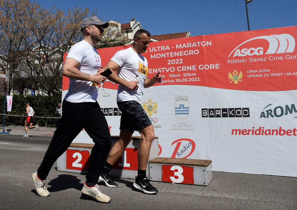 <p>Ultramaratonci trče ulicom Crnogorskih serdara, pored brda Ljubović. Kružna staza duga je kilometar</p>