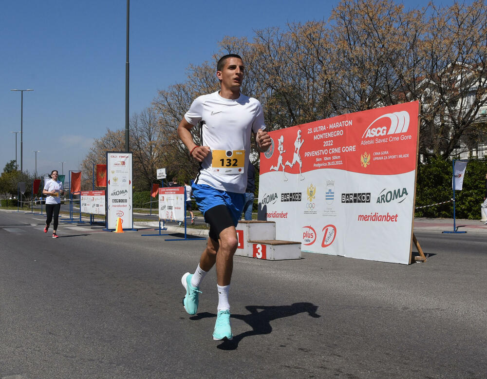 <p>Ultramaratonci trče ulicom Crnogorskih serdara, pored brda Ljubović. Kružna staza duga je kilometar</p>