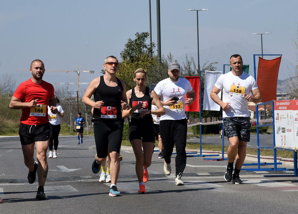 <p>Ultramaratonci trče ulicom Crnogorskih serdara, pored brda Ljubović. Kružna staza duga je kilometar</p>