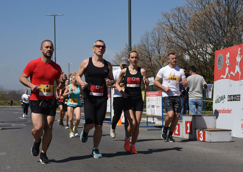 <p>Ultramaratonci trče ulicom Crnogorskih serdara, pored brda Ljubović. Kružna staza duga je kilometar</p>