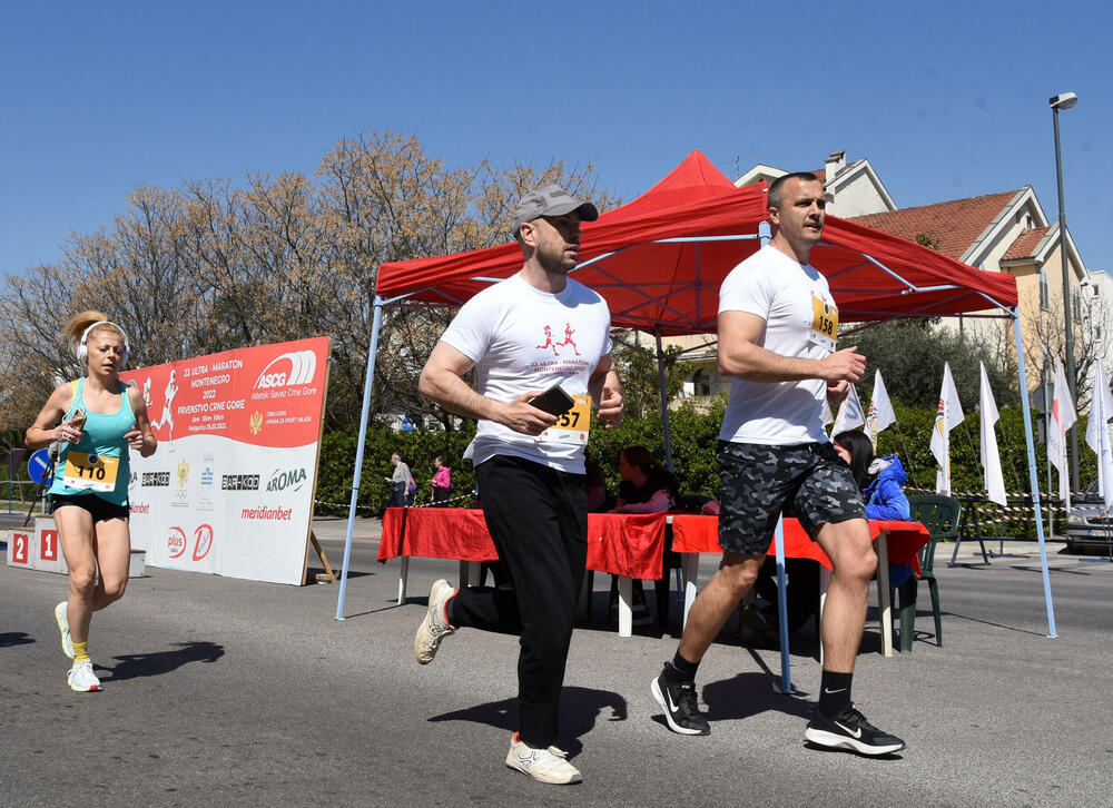 <p>Ultramaratonci trče ulicom Crnogorskih serdara, pored brda Ljubović. Kružna staza duga je kilometar</p>