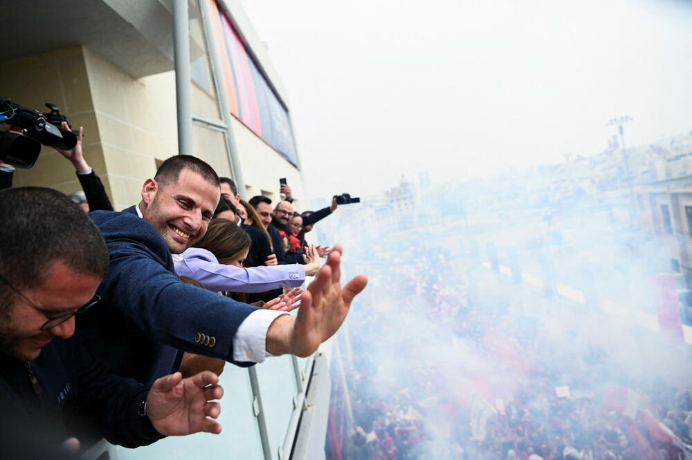 Robert Abela slavi sa pristalicama nakon proglašenja pobjede, Foto: Rojters