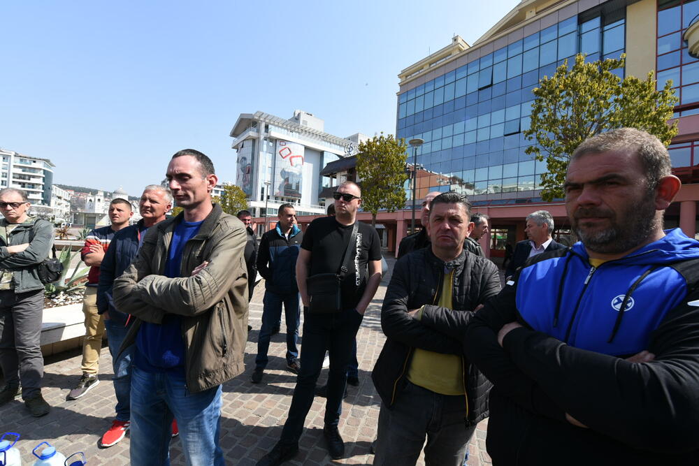 <p>Bidone mlijeka su ostavili na pločniku, a ranije su pozvali zainteresovane institucije (Crveni krst, Vojsku...) i socijalno ugrožene građane da to uzmu kako ga ne bi prosipali</p>