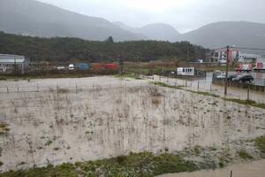 Obilne padavine: Poplavljen seoski put u blizini Lastve Grbaljske