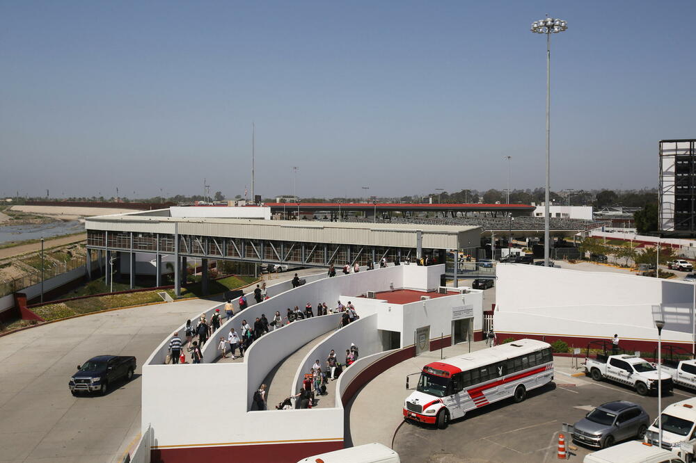 <p>Labava koalicija dobrovoljaca uglavnom iz slovenskih crkava u zapadnim SAD daje uputstva stotinama izbjeglica svaki dan sa aerodroma u meksičkom graničnom gradu Tihuani za hotele</p>