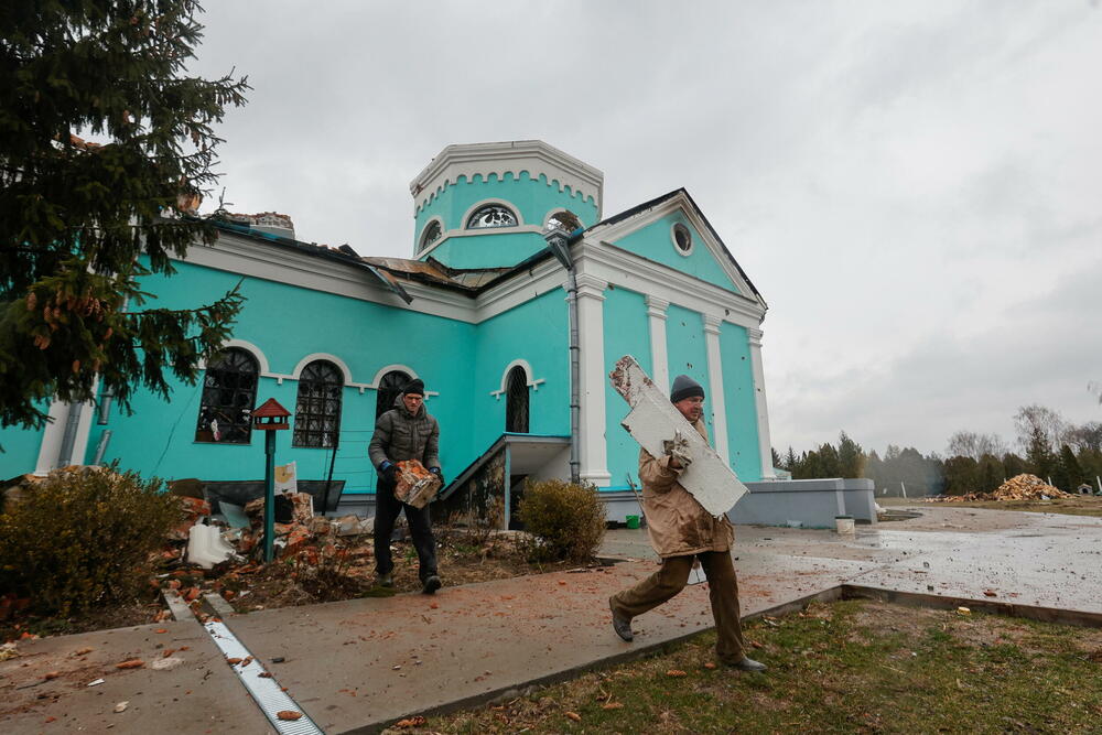 <p>Novinarka BBC Jogita Limaje navodi da su vidjeli stambene kvartove koji su bukvalno sravnjeni</p>