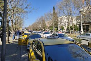 Taksisti blokirali dio Bulevara Svetog Petra Cetinjskog u...