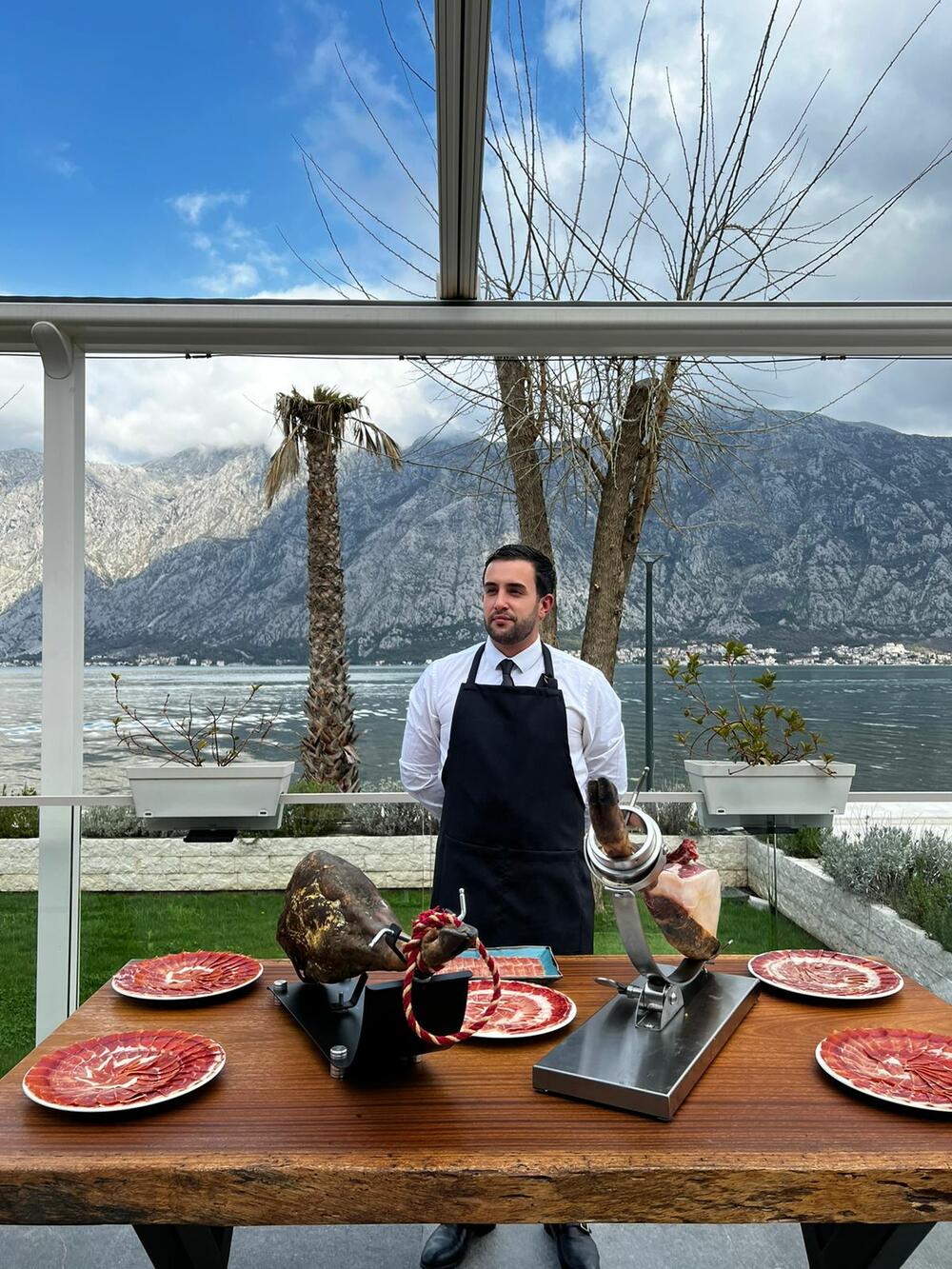 <p>Cio <em>fine dining experience</em> je naravno bio podvučen vatrenom i senzualnom koreografijom flamenco umjetnika grupe Flamenco Puro, gitariste Francisco Zambrana Torres, poznatijeg kao Paco de Amparo, kao i našeg muzičkog kolektiva Kino Kultura.</p>