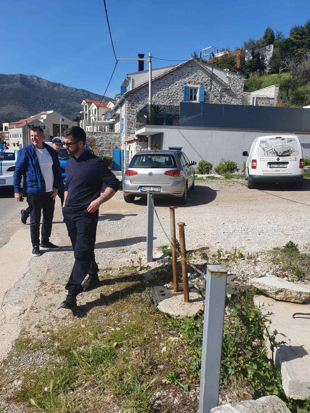 <p>Na poziv građana tivatski vatrogasci uputili su se oko 14.30 sati na Opatovo gdje su radnici na zemljištu u vlasništvu Savića zapalili veću vatru na kojoj su spaljivali posječeno rastinje</p>