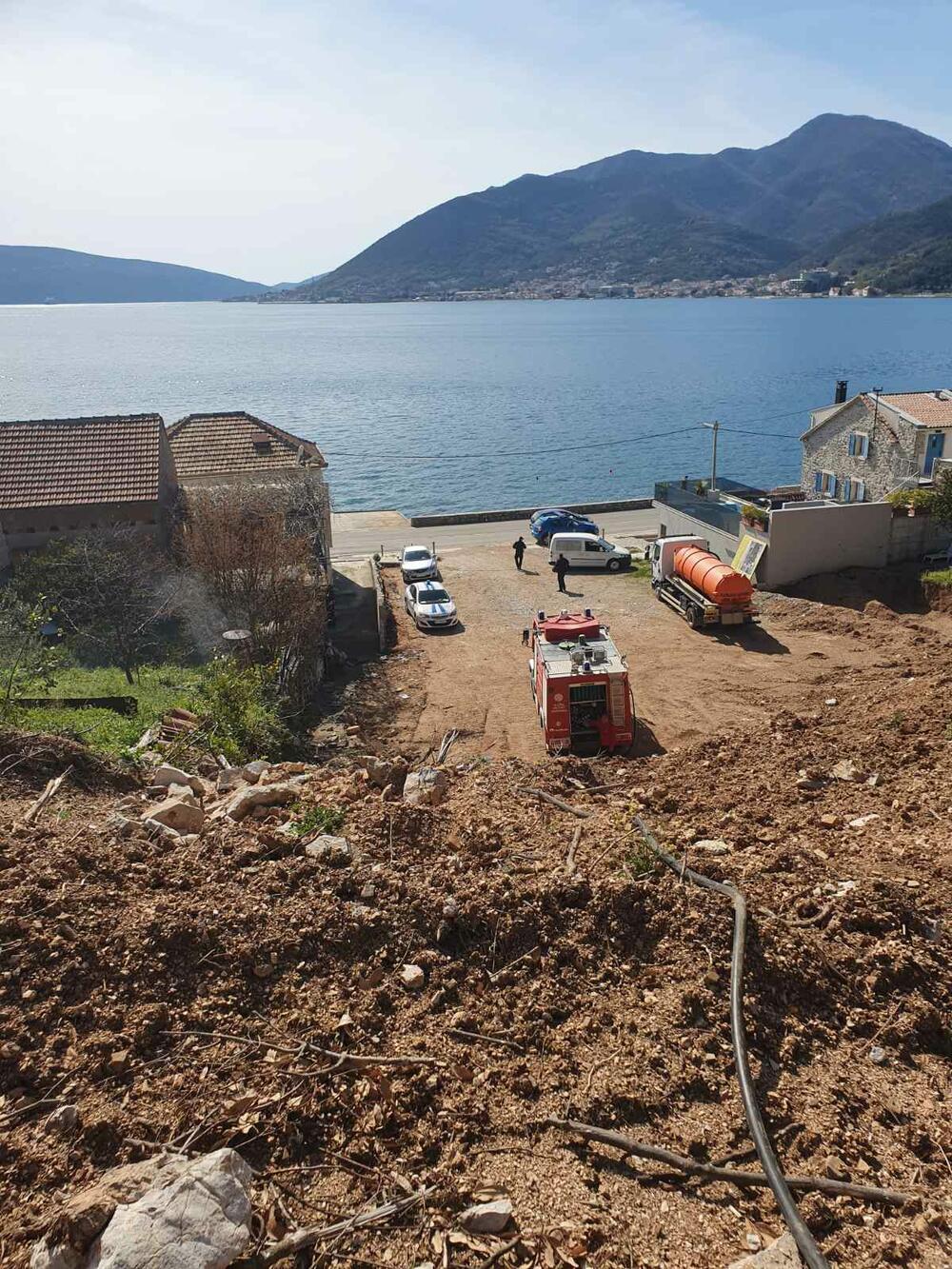 <p>Na poziv građana tivatski vatrogasci uputili su se oko 14.30 sati na Opatovo gdje su radnici na zemljištu u vlasništvu Savića zapalili veću vatru na kojoj su spaljivali posječeno rastinje</p>