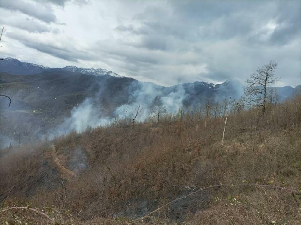 <p>"U Seocima je bilo angažovano sedam vatrogasaca sa dva vozila. I na lokaciji kod tunela 27 bila su dva vozila. Lokalizovali smo požare, mada duva sjeverni vjetar. Nažalost, slaba kiša na tom području je sinoć padala"</p>