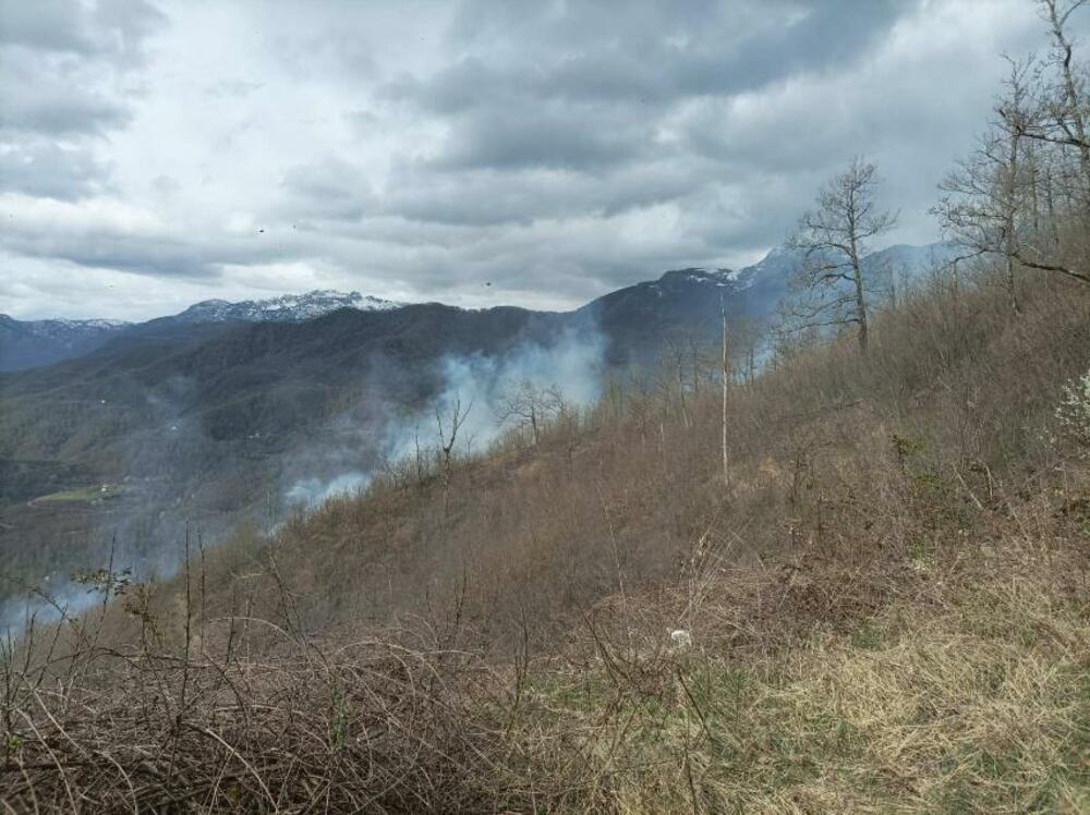 <p>"U Seocima je bilo angažovano sedam vatrogasaca sa dva vozila. I na lokaciji kod tunela 27 bila su dva vozila. Lokalizovali smo požare, mada duva sjeverni vjetar. Nažalost, slaba kiša na tom području je sinoć padala"</p>