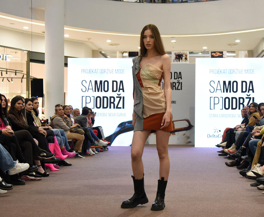 <p>Modele su prikazali Milena Janjić, Petar Jauković, Tamara Ječmenica, Amanda Berišaj, Muhamed Gorana, Semra Markišić i Jovana Drašković sa prve godine Modnog dizajna, Maša Mitrović, Vasilisa Strugar, Nada Bemić i Božica Konatar, sa druge godine, te Bojana Krivokapić, Manuela Đurović, Milica Šaković i Marija Marković sa treće godine</p>