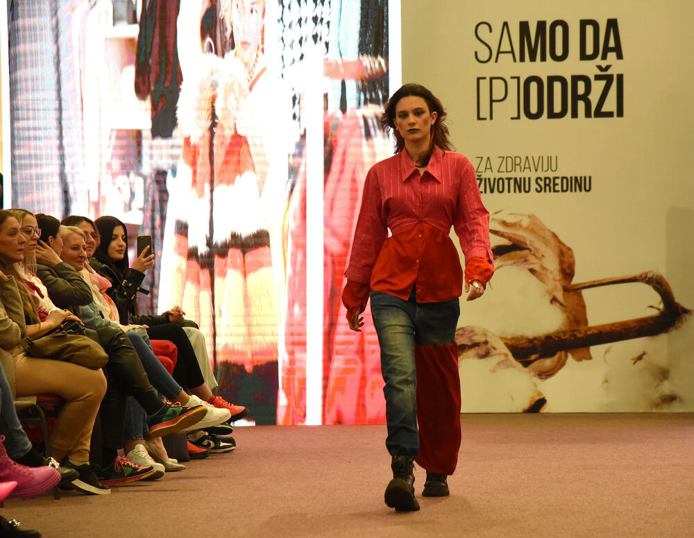 <p>Modele su prikazali Milena Janjić, Petar Jauković, Tamara Ječmenica, Amanda Berišaj, Muhamed Gorana, Semra Markišić i Jovana Drašković sa prve godine Modnog dizajna, Maša Mitrović, Vasilisa Strugar, Nada Bemić i Božica Konatar, sa druge godine, te Bojana Krivokapić, Manuela Đurović, Milica Šaković i Marija Marković sa treće godine</p>