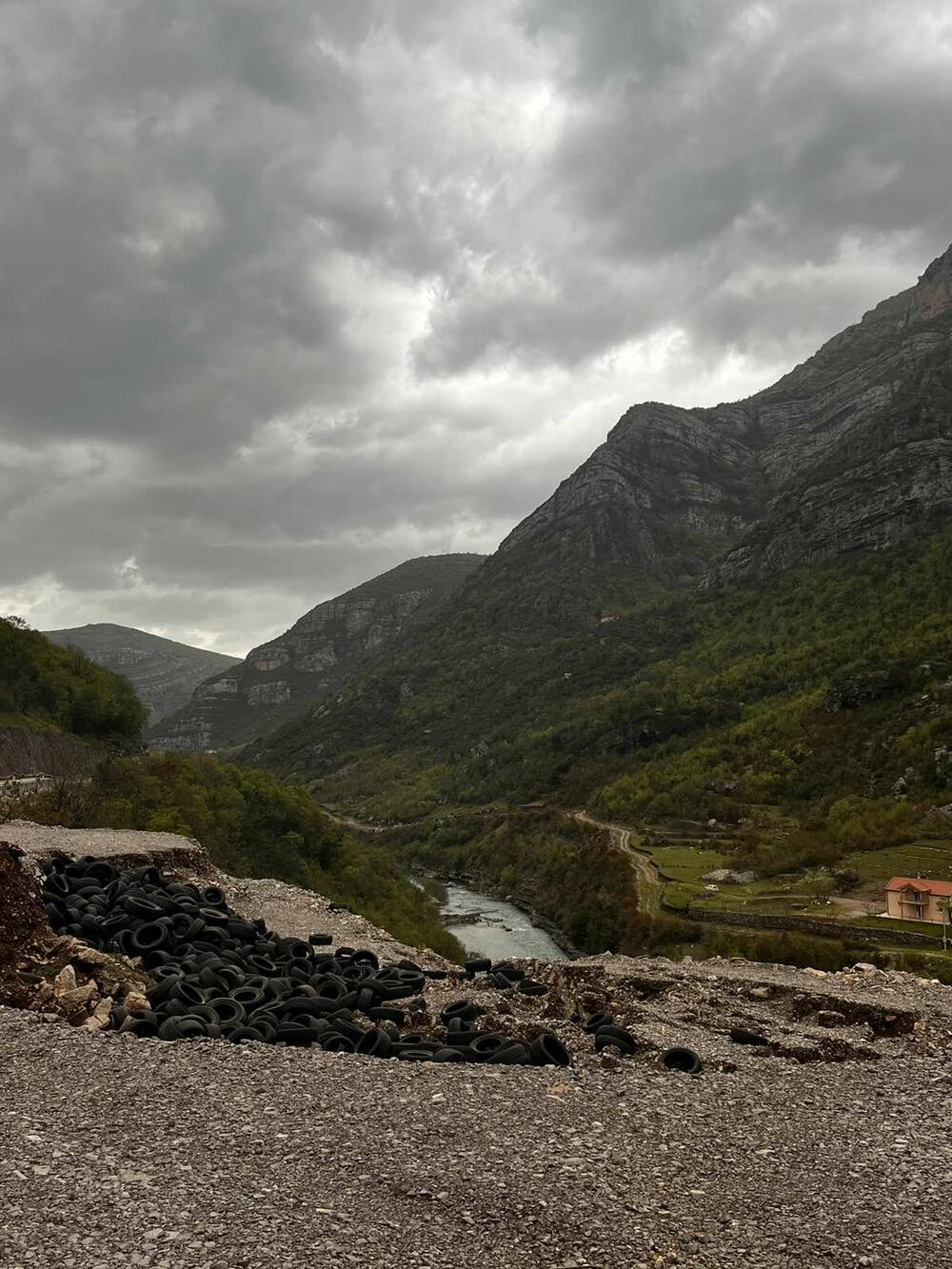 <p>Osim što je prizor ružan za one koje put navede ka graničnom prelazu Grabon, zemlja ih zatrpava i sve ih je teže ukloniti dok nadležni, još nemaju rješenje<br /> </p>