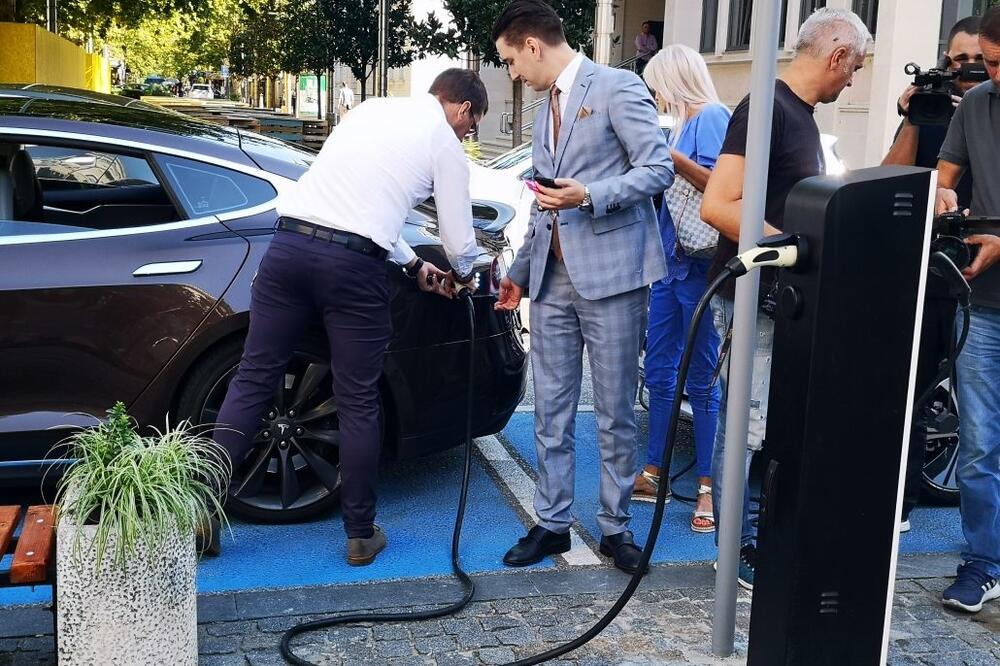 Prva punionica za električne automobile, Foto: Glavni grad