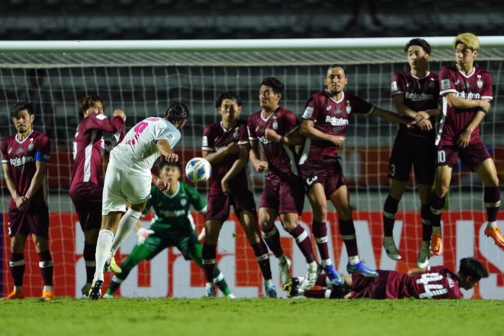 Dejan Damjanović šutira na gol japanskog Visela u meču Lige šampiona, Foto: Reuters