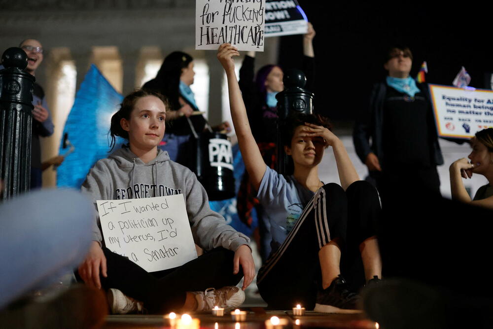 <p>U roku od svega nekoliko sati nakon što je Politiko objavio ovu informaciju, masa ogorčenih demonstranata je pozivala demokrate u Kongresu da preduzmu mjere za zaštitu prava na abortus, istovremeno osuđujući moguću odluku kojom bi se uskratilo to pravo koje smatraju osnovnim ljudskim pravom</p>