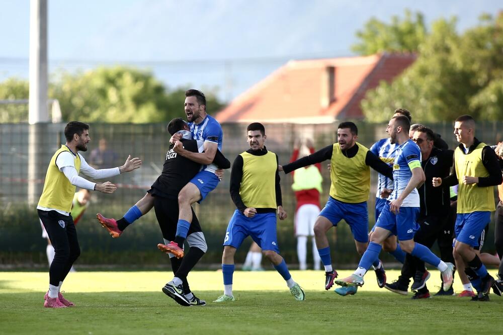 Veliko slavlje Tuzana nakon gola Jovana Nikolića, Foto: FK Dečić