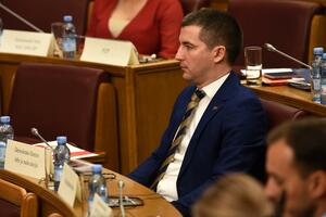Marović: Neodgovorno rušiti Vladu bez plana za izlazak iz krize;...