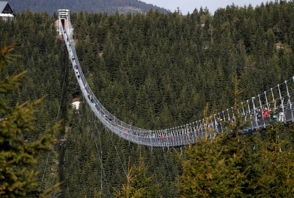 <p>Most se nalazi na više od 1.100 metara nadmorske visine i spaja dva planinska grebena na sjeveroistoku zemlje</p>