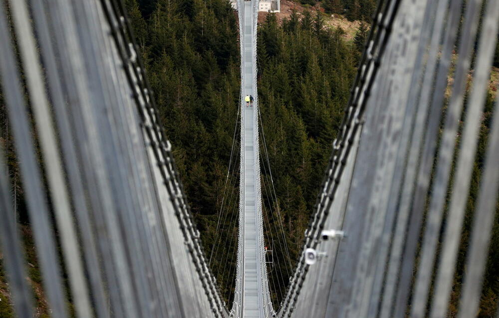 <p>Most se nalazi na više od 1.100 metara nadmorske visine i spaja dva planinska grebena na sjeveroistoku zemlje</p>