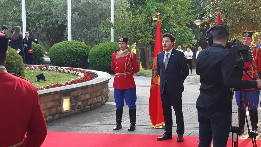 <p>"Želim da se Crne Gore sjetimo češće i da ljubav prema njoj iskazujemo svakodnevno - plaćajući porez, čuvajući okolinu i njeno bogatstvo", kazao je premijer</p>