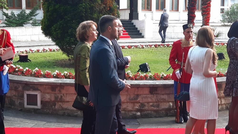 <p>"Želim da se Crne Gore sjetimo češće i da ljubav prema njoj iskazujemo svakodnevno - plaćajući porez, čuvajući okolinu i njeno bogatstvo", kazao je premijer</p>