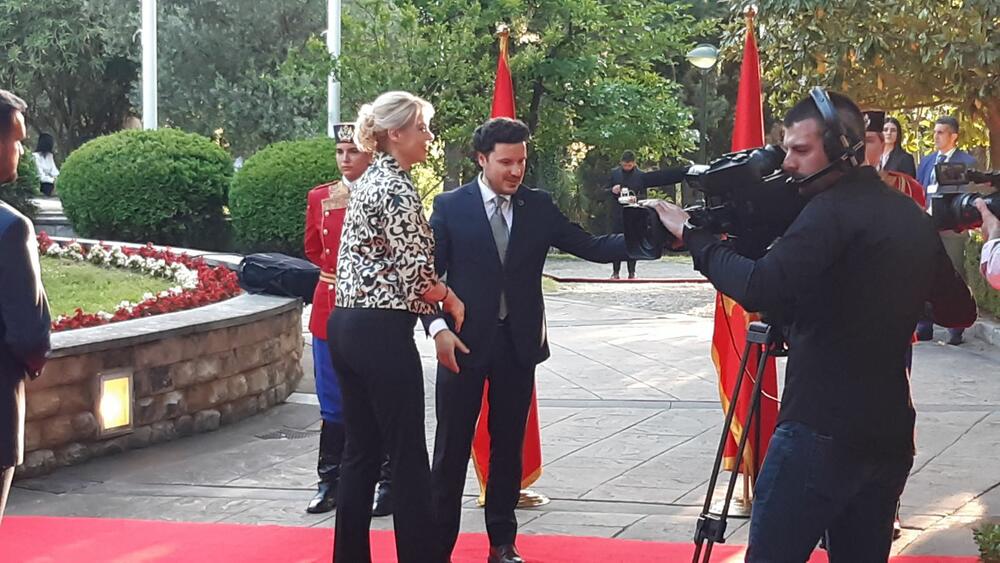 <p>"Želim da se Crne Gore sjetimo češće i da ljubav prema njoj iskazujemo svakodnevno - plaćajući porez, čuvajući okolinu i njeno bogatstvo", kazao je premijer</p>