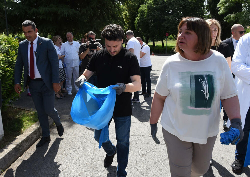 <p>Predsjednik Vlade je kazao da mu je zadovoljstvo što se pridružio toj akciji, a da nisu imali puno posla, jer je krug Kliničkog centra uredan</p>