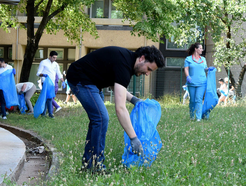 <p>Predsjednik Vlade je kazao da mu je zadovoljstvo što se pridružio toj akciji, a da nisu imali puno posla, jer je krug Kliničkog centra uredan</p>