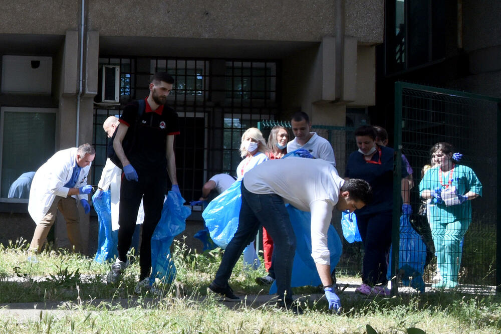 <p>Predsjednik Vlade je kazao da mu je zadovoljstvo što se pridružio toj akciji, a da nisu imali puno posla, jer je krug Kliničkog centra uredan</p>