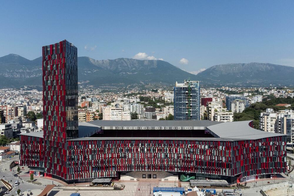 Er Albanija, Tirana, Stadion u Tirani