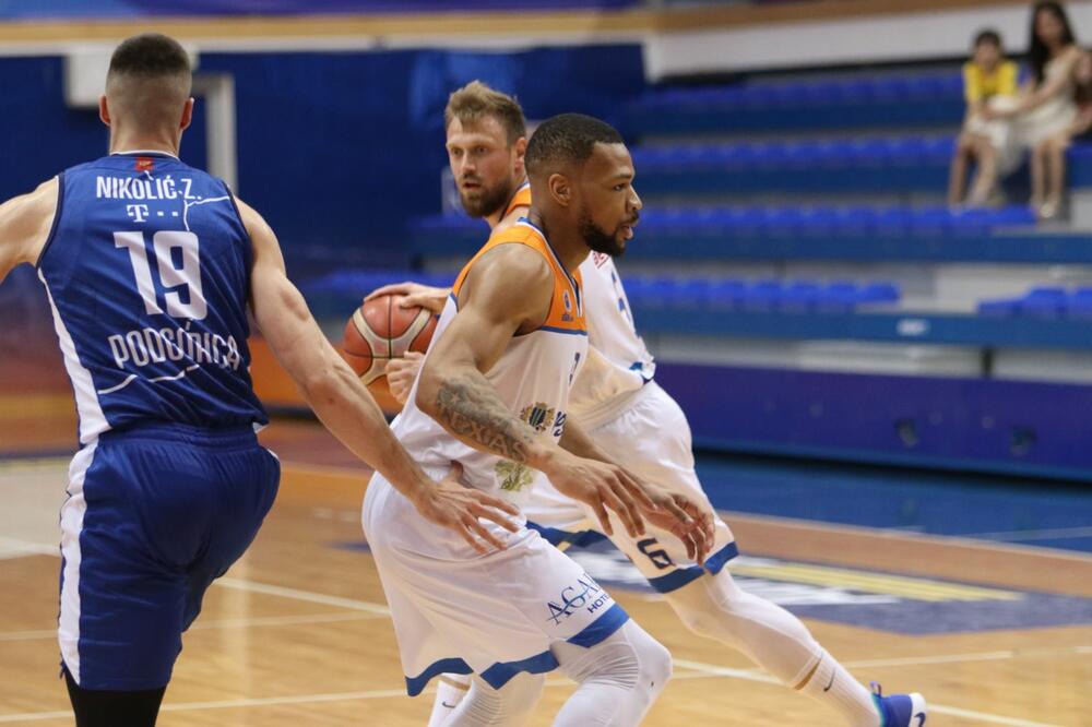 Marke Jeremić i Tejlor Smit u duelu sa Zoranom Nikolićem, Foto: KK Mornar/Media Pro