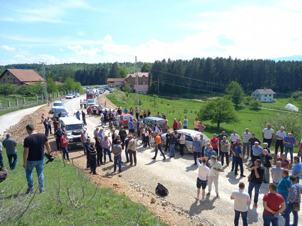 <p>"Nadali smo se da će radovi početi u martu, ali i u junu nisu počeli", kazao je prdsjednik MZ Poblaće Goran Laković</p>