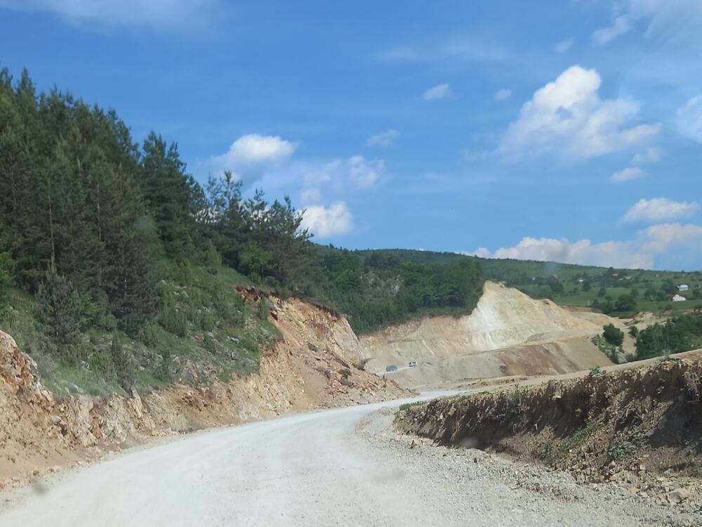 <p>"Nadali smo se da će radovi početi u martu, ali i u junu nisu počeli", kazao je prdsjednik MZ Poblaće Goran Laković</p>