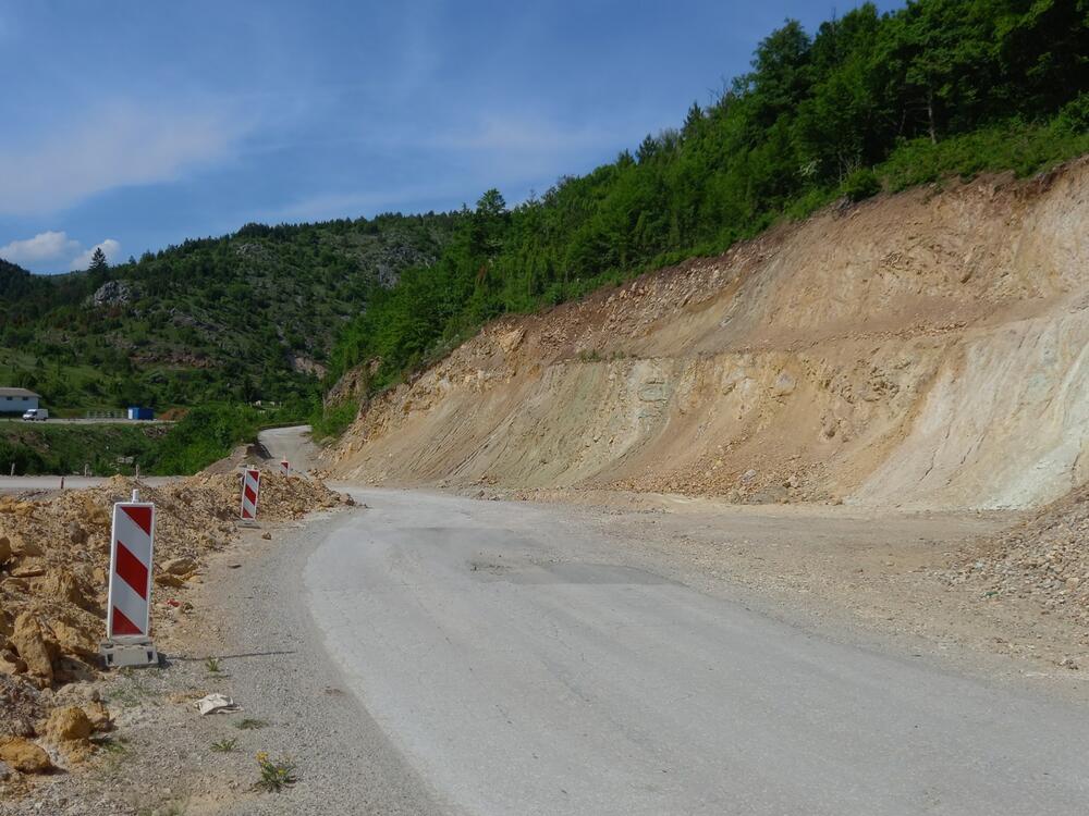 <p>"Nadali smo se da će radovi početi u martu, ali i u junu nisu počeli", kazao je prdsjednik MZ Poblaće Goran Laković</p>