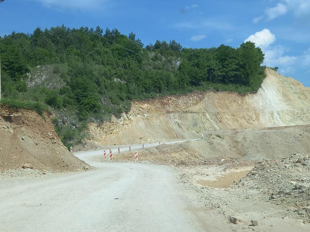 <p>"Nadali smo se da će radovi početi u martu, ali i u junu nisu počeli", kazao je prdsjednik MZ Poblaće Goran Laković</p>