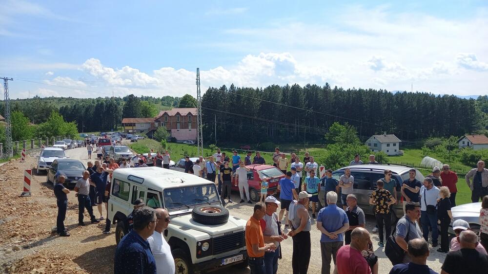 <p>"Nadali smo se da će radovi početi u martu, ali i u junu nisu počeli", kazao je prdsjednik MZ Poblaće Goran Laković</p>