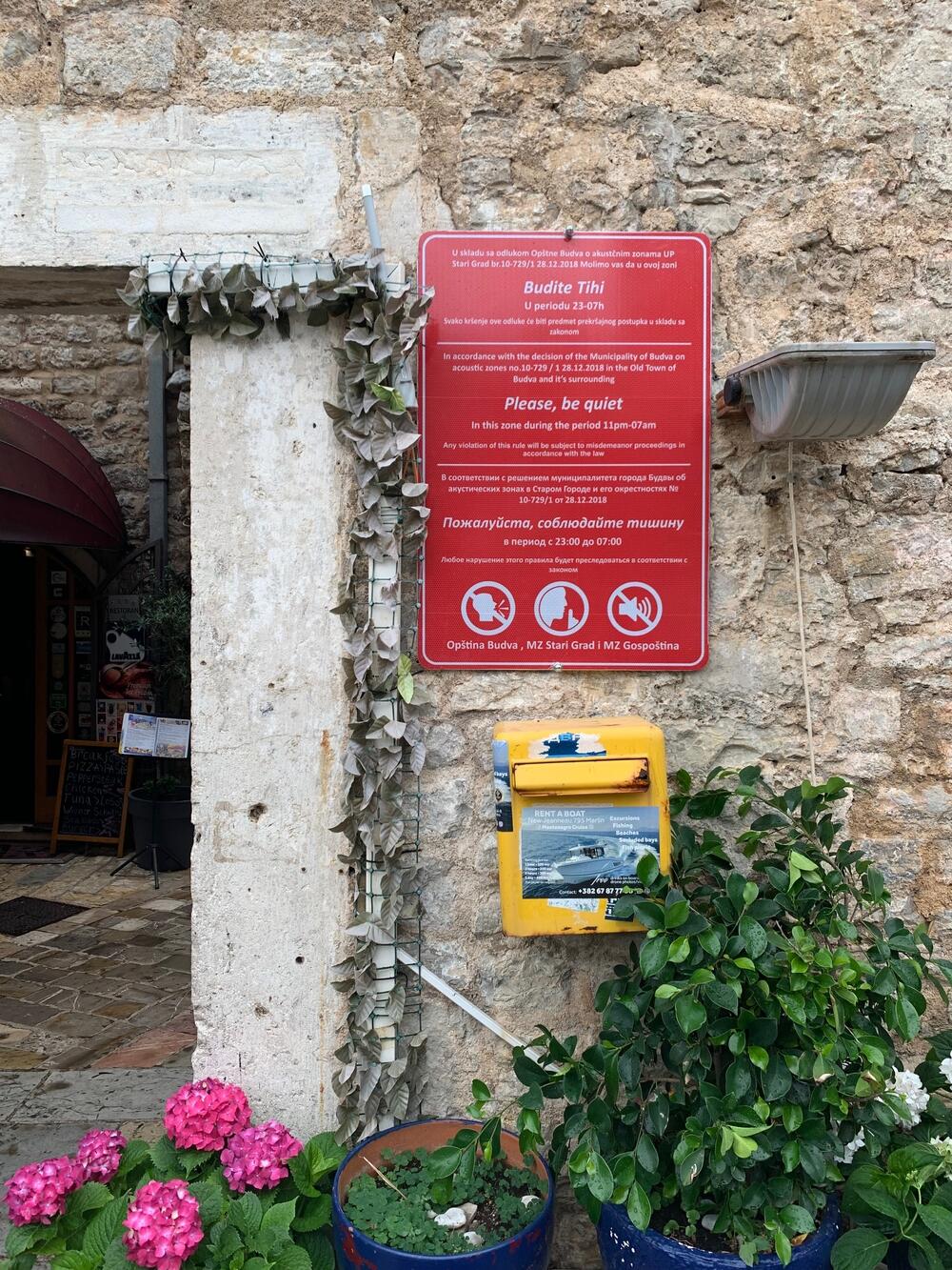Tabla sa upozorenjem na ulazu u Stari grad