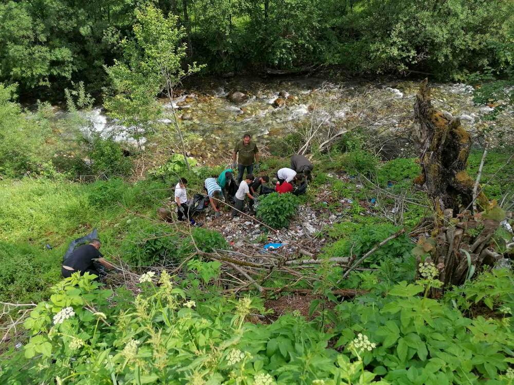 <p>Bila je to prilika i da im izvšni direktor UZKOM-a Novica Dragojević održi predavanje iz oblasti očuvanja životne sredine i načinu ponašanja i postupanja sa odpadnim materijalom. Učenisvi akcije dobili sui majice sa logom Udruženja</p>