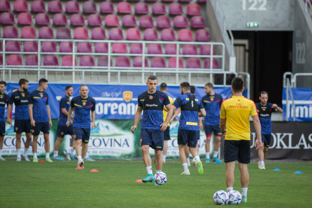 <p>Fudbalska reprezentacija Crne Gore večeras je u Bukureštu odradila posljednji trening pred sjutrašnji (20:45) meč protiv Rumunije u četvrtom kolu Lige nacija.</p>  <p>Utakmica se igra na Rapidovom "Đulesti - Valentin Stanesku" stadionu, kapaciteta 14.000. Karte su rasprodate i domaća selekcija će imati veliku podršku navijača.</p>  <p>Crna Gora je u prvom meču, odigranom prije desetak dana, nadigrala i savladala Rumuniju 2:0.</p>