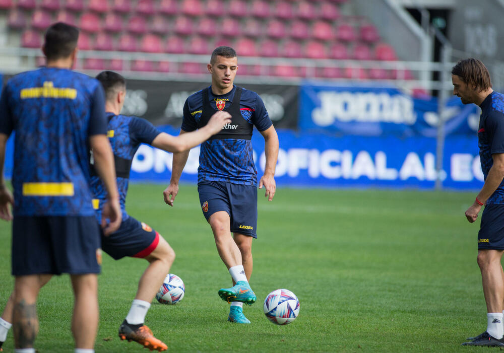 <p>Fudbalska reprezentacija Crne Gore večeras je u Bukureštu odradila posljednji trening pred sjutrašnji (20:45) meč protiv Rumunije u četvrtom kolu Lige nacija.</p>  <p>Utakmica se igra na Rapidovom "Đulesti - Valentin Stanesku" stadionu, kapaciteta 14.000. Karte su rasprodate i domaća selekcija će imati veliku podršku navijača.</p>  <p>Crna Gora je u prvom meču, odigranom prije desetak dana, nadigrala i savladala Rumuniju 2:0.</p>