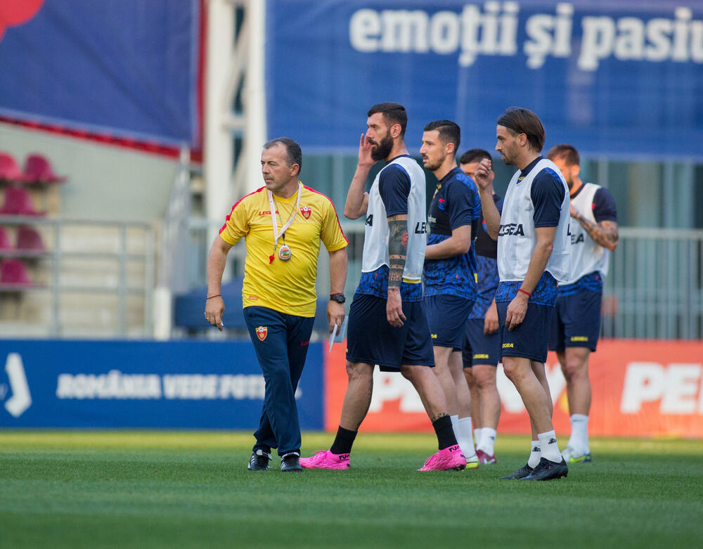 <p>Fudbalska reprezentacija Crne Gore večeras je u Bukureštu odradila posljednji trening pred sjutrašnji (20:45) meč protiv Rumunije u četvrtom kolu Lige nacija.</p>  <p>Utakmica se igra na Rapidovom "Đulesti - Valentin Stanesku" stadionu, kapaciteta 14.000. Karte su rasprodate i domaća selekcija će imati veliku podršku navijača.</p>  <p>Crna Gora je u prvom meču, odigranom prije desetak dana, nadigrala i savladala Rumuniju 2:0.</p>