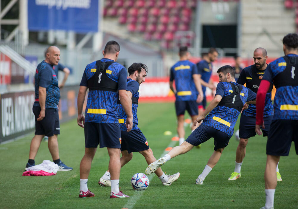 <p>Fudbalska reprezentacija Crne Gore večeras je u Bukureštu odradila posljednji trening pred sjutrašnji (20:45) meč protiv Rumunije u četvrtom kolu Lige nacija.</p>  <p>Utakmica se igra na Rapidovom "Đulesti - Valentin Stanesku" stadionu, kapaciteta 14.000. Karte su rasprodate i domaća selekcija će imati veliku podršku navijača.</p>  <p>Crna Gora je u prvom meču, odigranom prije desetak dana, nadigrala i savladala Rumuniju 2:0.</p>