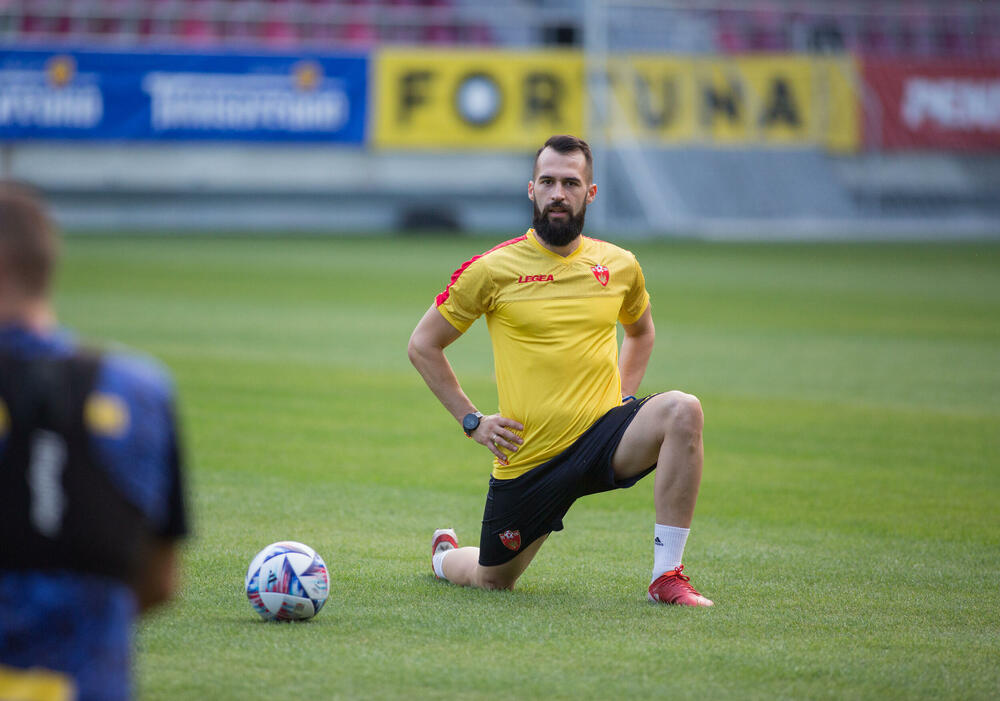 <p>Fudbalska reprezentacija Crne Gore večeras je u Bukureštu odradila posljednji trening pred sjutrašnji (20:45) meč protiv Rumunije u četvrtom kolu Lige nacija.</p>  <p>Utakmica se igra na Rapidovom "Đulesti - Valentin Stanesku" stadionu, kapaciteta 14.000. Karte su rasprodate i domaća selekcija će imati veliku podršku navijača.</p>  <p>Crna Gora je u prvom meču, odigranom prije desetak dana, nadigrala i savladala Rumuniju 2:0.</p>