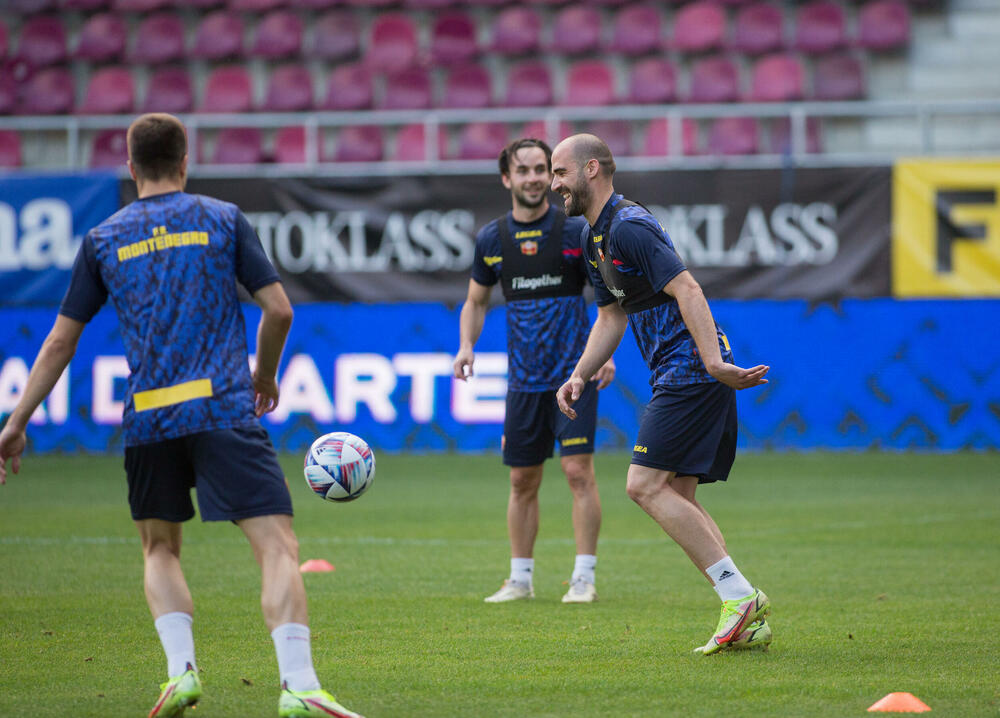 <p>Fudbalska reprezentacija Crne Gore večeras je u Bukureštu odradila posljednji trening pred sjutrašnji (20:45) meč protiv Rumunije u četvrtom kolu Lige nacija.</p>  <p>Utakmica se igra na Rapidovom "Đulesti - Valentin Stanesku" stadionu, kapaciteta 14.000. Karte su rasprodate i domaća selekcija će imati veliku podršku navijača.</p>  <p>Crna Gora je u prvom meču, odigranom prije desetak dana, nadigrala i savladala Rumuniju 2:0.</p>