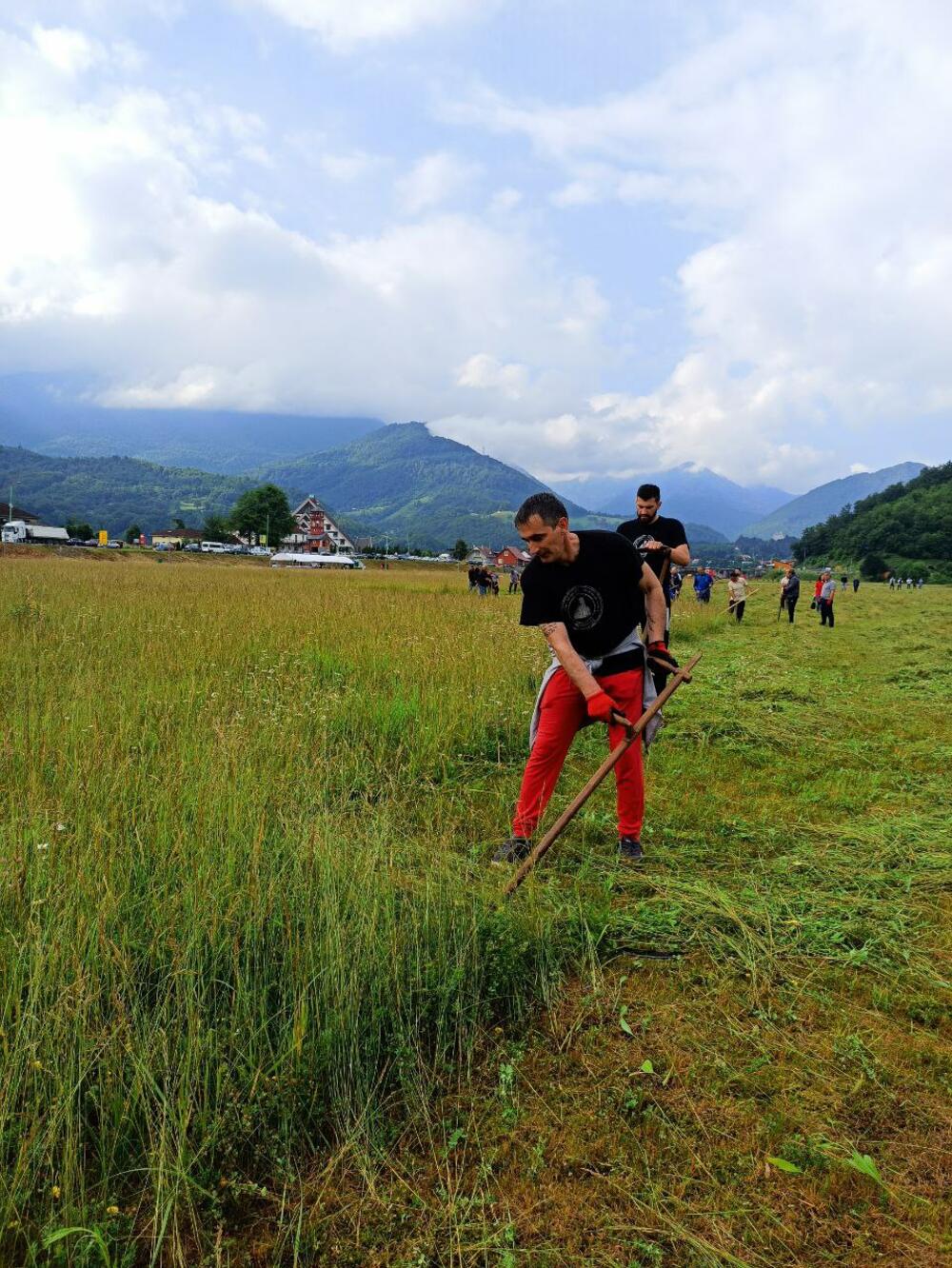 <p>Predsjednik Opštine Mojkovac, Vesko Delić, koji je izrazio želju da se danas a i svake naredne godine što dalje čuju zvuci mojkovačke kose</p>