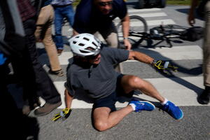 VIDEO Bajden pao silazeći sa bicikla: "Dobro sam, zapelo mi je...