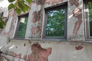 Fasada sa zgrade Dječjeg dispanzera u Nikšiću otpada, inventar...